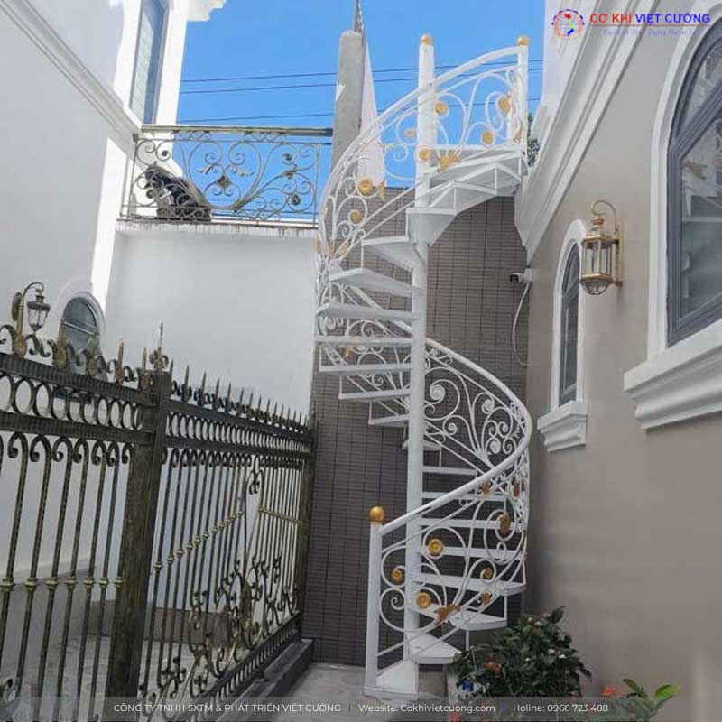 Sơn tĩnh điện hay mạ kẽm đang là những lựa chọn hàng đầu để chống gỉ cho cầu thang sắt ngoài trời
