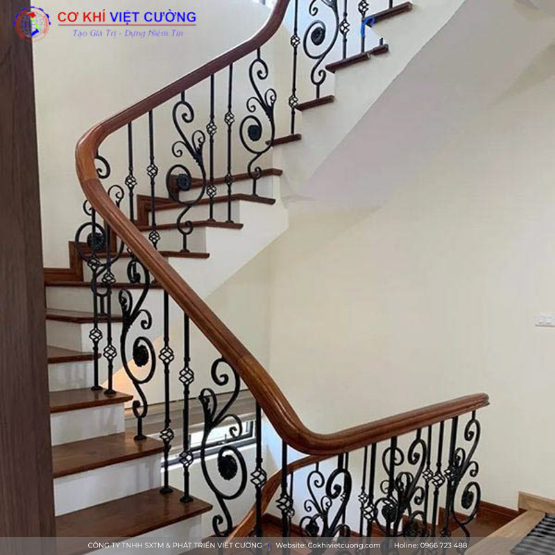 Mẫu cầu thang bê tông kết hợp lan can sắt và tay vịn gỗ