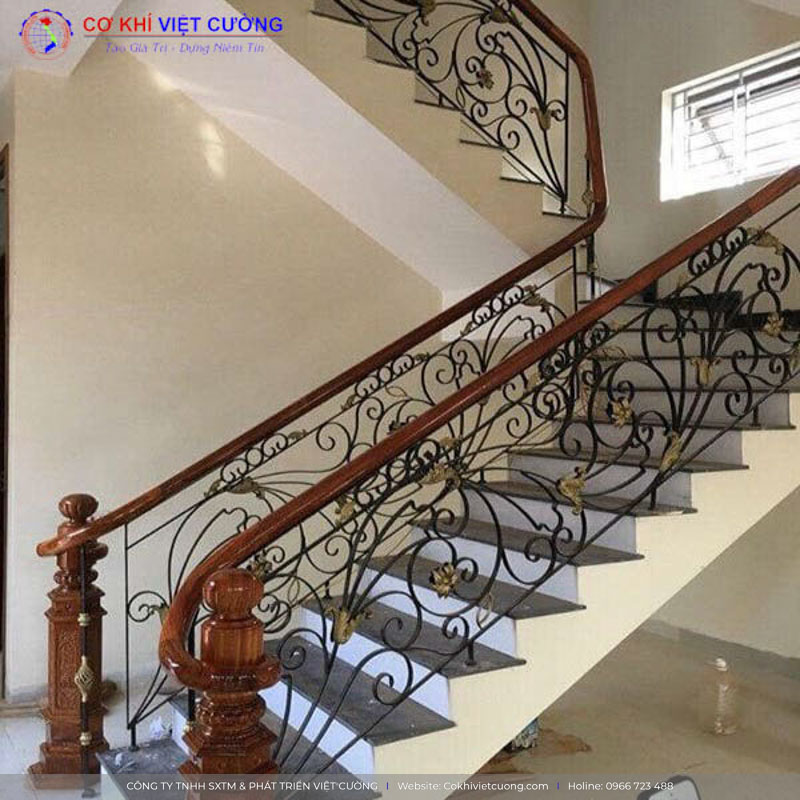 Mẫu cầu thang bê tông kết hợp lan can sắt và tay vịn gỗ tại Đông Anh - Hà Nội