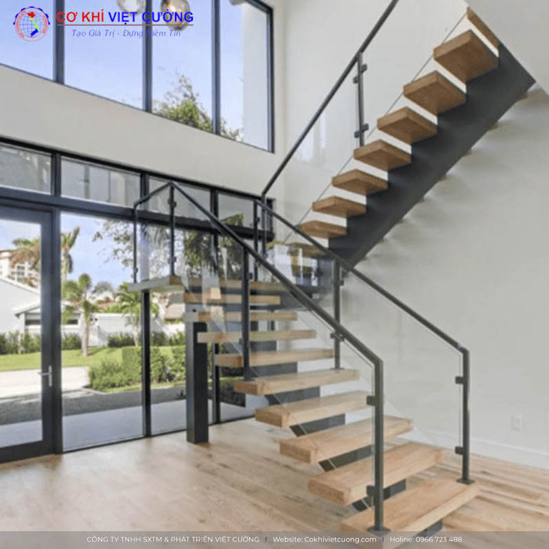 Cầu thang sắt kết hợp kính cường lực thẩm mỹ và an toàn khi sử dụng