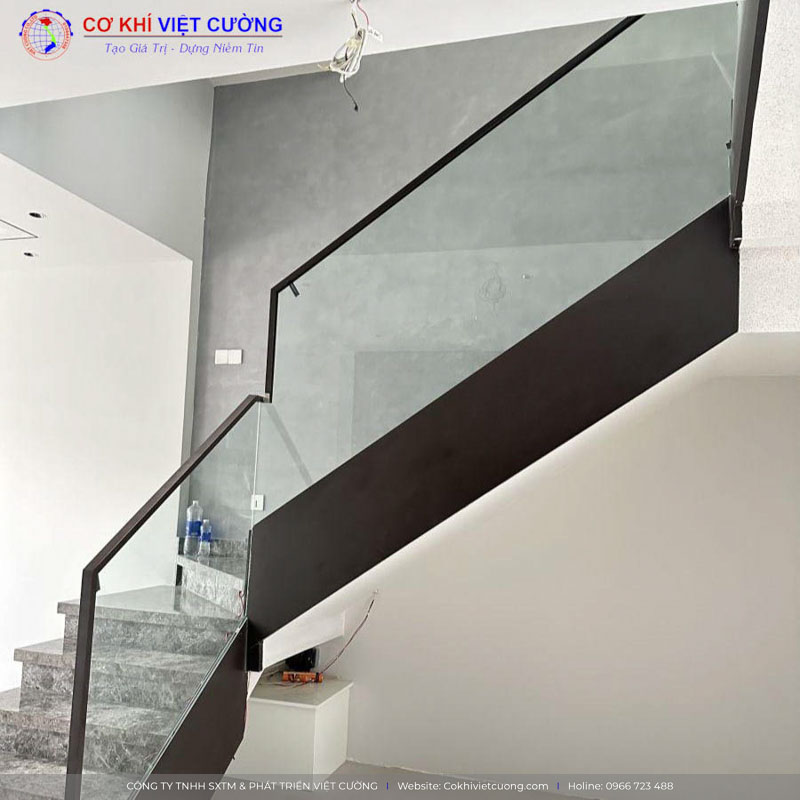 Mẫu cầu thang sắt kết hợp kính đẹp