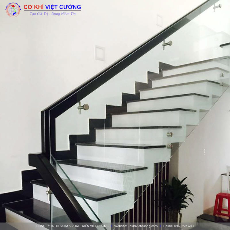 Mẫu cầu thang sắt kết hợp kính đẹp